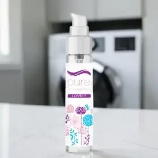 Pure Lovely mosóparfüm, hosszan tartó mosóparfüm, Pure Lovely öblítő helyettesítő mosóparfüm, friss illatú mosóparfüm, vegán mosóparfüm Pure Lovely, antiallergén mosóparfüm Pure Lovely, ruhaparfüm Pure Lovely illatban, mini mosóparfüm, textillatósító mosóparfüm